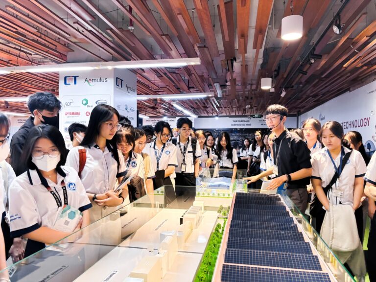 Sinh viên NUS – Đại học top 8 thế giới đến trải nghiệm công nghệ Việt tại CT Innovation Hub 4.0